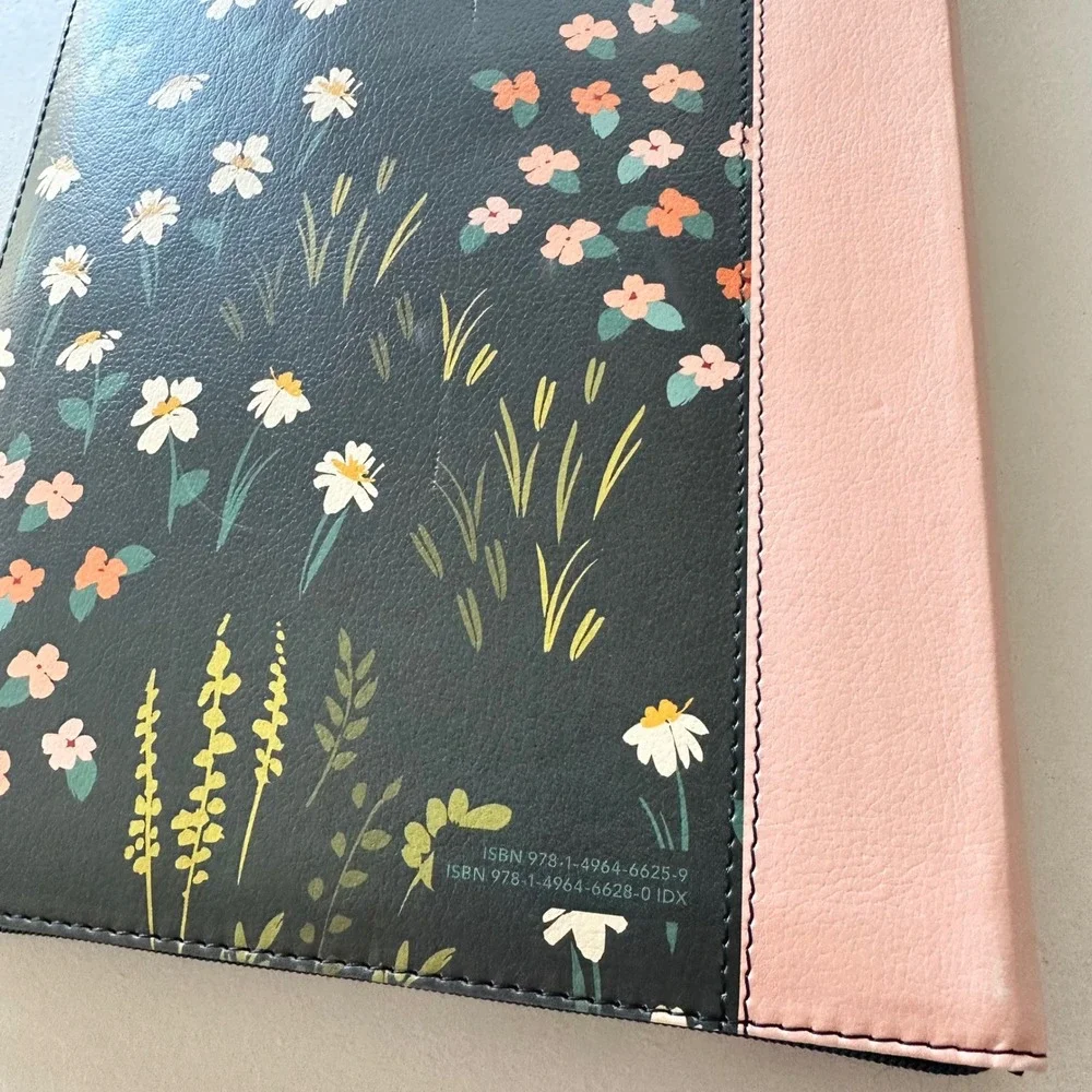 Tyndale NLT Thinline Reference Bible Large Print Floral Zippered Never Used Boho